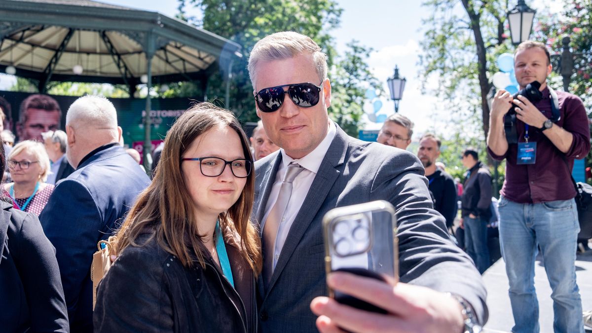 Turka i Feriho dostaly na výsluní sociální sítě. Kdo není prověřený stranickým růstem, hrozí skandálem
